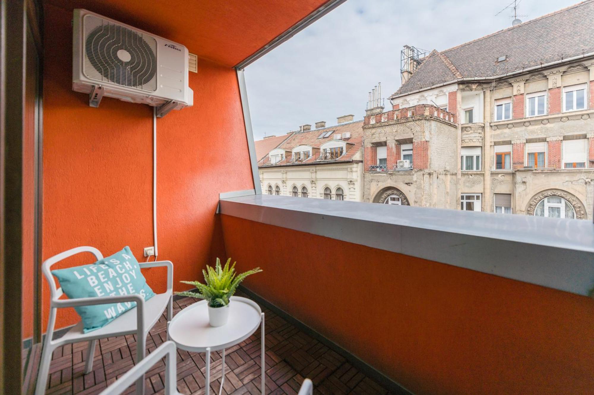 Apartment Miami Vice With Balcony Budapest