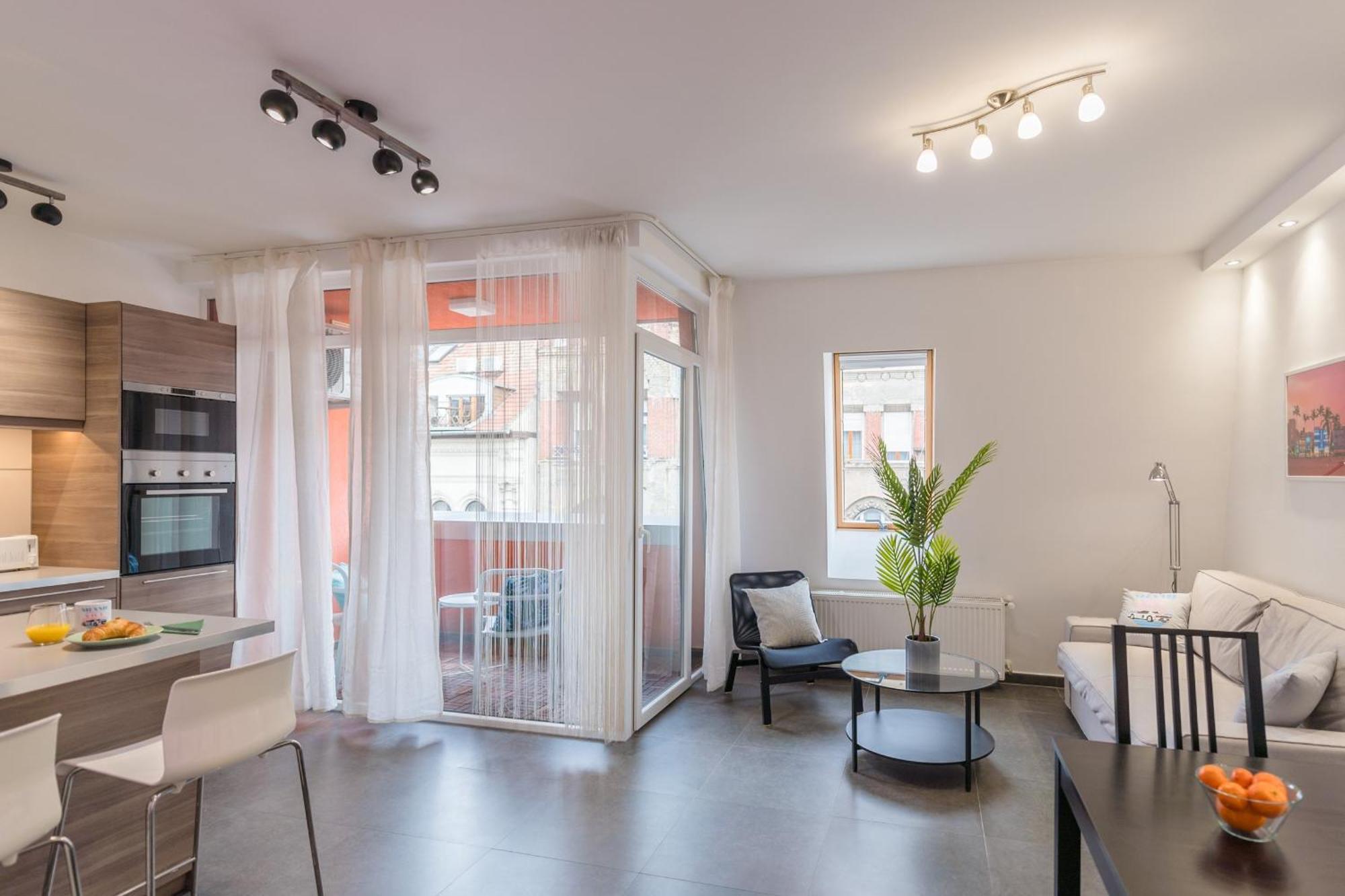 Miami Vice With Balcony Apartment Budapest